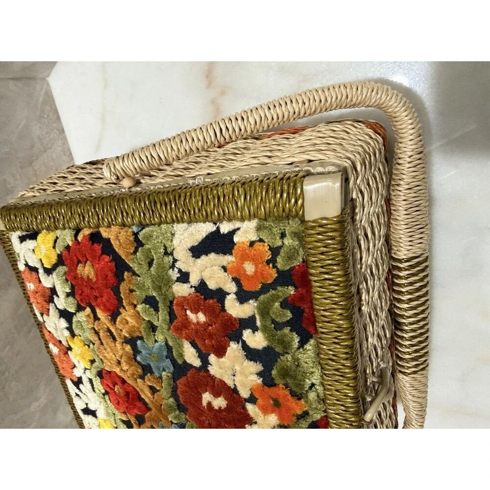 SINGER | Vintage Sewing Box • Super Unique design !